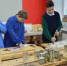 Кызылъяр мәктәбе укучылары, укытучылары җитәкчелегендә, сугышчыларга окоп шәмнәре ясаганнар - Бавлы-информ